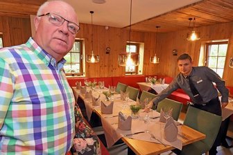 Aufgeben ist nicht: Mittelsachsens Gastronomen investieren trotz Coronakrise - Hoteldirektor Olaf Thomann (l.) und Hotelfachmann Jiri Günther im neu gestalteten Restaurant des Waldhotels "Kreuztanne" im Saydaer Stadtteil Friedebach.