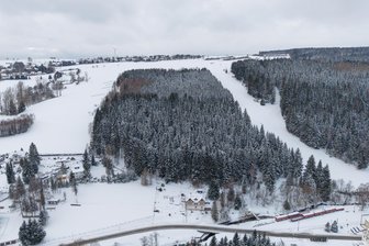 „Aufgeben wollen wir auf keinen Fall“: Kleines Skigebiet im Erzgebirge steht vor Neustart - Das Jöhstädter Skigebiet besteht aus zwei Pisten: dem Haupthang rechts im Bild und der Anfängerpiste links. Skibetrieb gab es zuletzt 2019.