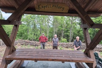 Aufgemöbelt: Neue Sitzgruppe und Bänke für Kapellenberg - 