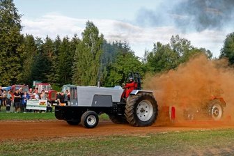 Aufgemotzter Spezialtraktor wirbelt eine Menge Staub auf - Thomas Werner wirbelte mit seinem Belarus-Spezialtraktor bei den Zugwettbewerben an der Goldbachstraße viel Staub auf.