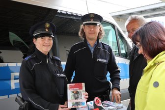 Aufgepasst: Wieso an vielen Autos in Stollberg Flyer der Polizei hingen - Polizeihauptkommissar Ronny Thon und Polzeihauptmeisterin Kathy Seyferth gehören zum Team des Präventionsmobils.