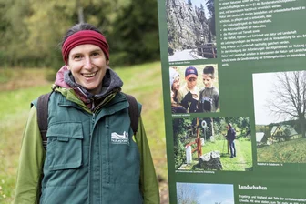 Aufgepeppt im Erzgebirge: Warum sich ein Bergwiesenlehrpfad auch unbeliebten Naturbewohnern widmet - Christina Melzer hat den Bergwiesenlehrpfad an der Raummühle neu gestaltet.