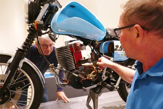 „Aufgeschnitten“: Neue Sonderausstellung auf Schloss Augustusburg zeigt die Anatomie der Motorräder - Depot-Mitarbeiter Jens Lang (vorn) und der stellvertretende Museumsleiter Tonio Schulze, die die Sonderausstellung zusammengestellt haben, nehmen eins der sieben Motorräder näher unter die Lupe.