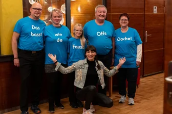 Aufgewachsen in einem Dorf bei Crimmitschau: Die Sachsen-Muddi zwischen Videodreh, Lesereise und Mutterpflichten - Ohne Fans kommt auch Kristina vom Dorf nicht aus: Während ihres Auftritts im Crimmitschauer Theater hatte die Sachsen-Muddi Zeit für ein Treffen mit Willy, Nicole und Emma Thorhauer sowie Mario und Annett Dittrich (von links).