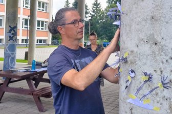 Aufgeweckte Oederaner und ihr schlafender Kopf - Rolf Büttner führt am 5. Juli in die Arbeit von Igor Mitoraj ein.