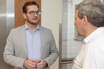 „Aufhebung des Insolvenzverfahrens in Sichtweite“ – Geschäftsführer Marcel Koch nach Gerichtstermin fürs Erzgebirgsklinikum - Klinik-Geschäftsführer Marcel Koch setzt aufs Sanierungskonzept – hier mit Gregor Hilger, ärztlicher Direktor im Haus Stollberg.