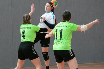 Aufholjagd bringt nichts mehr - Michelle Reuter und ihre Mitspielerinnen von der HSG Zschopau/Annaberg waren gegen die Zwönitzer Abwehr um Celestine Winkler (l.) und Heike Oelschlägel (r.)im Abschluss oft nicht konsequent genug.