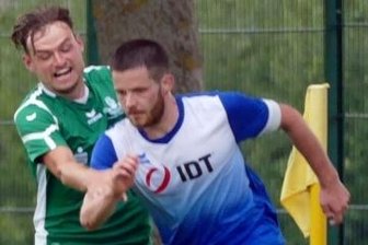Aufholjagd der Krokusblüte bleibt unbelohnt - VfB-Kapitän Sebastian Halm und seine Annaberger Teamkollegen waren dem FVK Drebach/Falkenbach - hier in Person von Paul Haustein - oft einen Schritt voraus. 