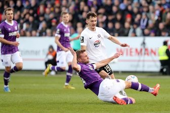 Aufholjagd gestoppt: FC Erzgebirge Aue unterliegt mit 1:3 beim VfL Osnabrück - von links: Timo Beermann (33, Osnabrück), Omar Sijaric (19, Aue).