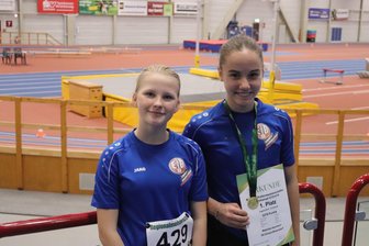 Aufholjagd mit Gold gekrönt: Bräunsdorfer Talent glänzt in Chemnitz - Gelungener Auftritt: Mathilda Herrmann (r.) vom SV Einheit Bräunsdorf wurde in Chemnitz Regionalmeisterin im Mehrkampf, Klara Scherer kam auf Platz 28 unter 35 Starterinnen.