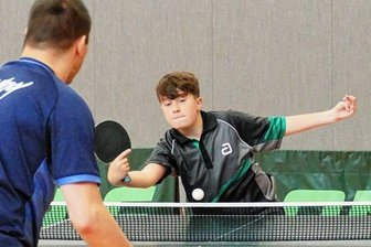 Aufholjagd mit Turniersieg belohnt - Mit 12 Jahren war Moritz Anhut der jüngste Teilnehmer des Turniers. Der Gornsdorfer traf in der Vorrunde auch auf seinen Trainer Steffen Schreiter und zog dabei nur knapp mit 2:3 den Kürzeren.