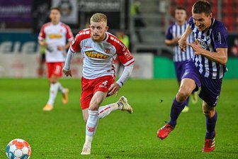 Aufholjagd scheitert: Aue verliert durch Gegentreffer in der 90. - Jan-Niklas Beste von Regensburg (l) und Aues Gaëtan Bussmann im Duell um den Ball.