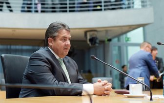 Aufklärung im Ungefähren - Vizekanzler im Zeugenstand: Der SPD-Parteivorsitzende und Wirtschaftsminister Sigmar Gabriel beruft sich im Edathy-Untersuchungsausschuss auf Erinnerungslücken.