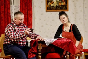 Aufklärung in erzgebirgischer Mundart: Wo die Tochter dem Vater noch etwas in Sachen Liebe beibringt - Ida (Lena Wagener) klärt ihren Vater Rudi (Andreas Loos) am Küchentisch auf.