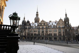 Aufklärung verzögert sich: Grüne-Gewölbe-Prozess wird erst in drei Wochen fortgesetzt - Das Residenzschloss mit dem Grünen Gewölbe bei Sonnenaufgang. Drei Jahre lang war das Schicksal der gestohlenen Juwelen aus dem Grünen Gewölbe in Dresden unklar. Doch jetzt vermelden die Fahnder einen großen Erfolg.