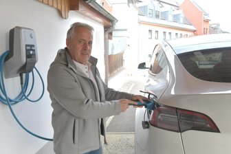 Aufladen nur mit Abstrichen: Als E-Autofahrer unterwegs im mittelsächsischen Erzgebirge - Bernhard Wurzrainer an einer der drei Wallboxen vom Frauensteiner Hof in Frauenstein.