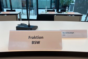 Auflösungserscheinungen im Zwickauer Stadtrat: OB Arndt rüffelt Volksvertreter - Die Stühle der BSW-Fraktion waren schon nach zehn Minuten verwaist. Später lichteten sich die Reihen weiter.