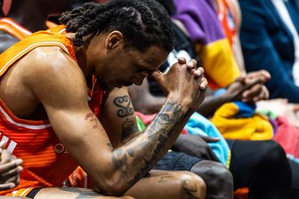 Auflösungserscheinungen nach Technikausfall: Niners Chemnitz verlieren deutlich gegen die Bamberg Baskets - Enttäuschung pur bei Niners-Spieler Kevin Yebo.