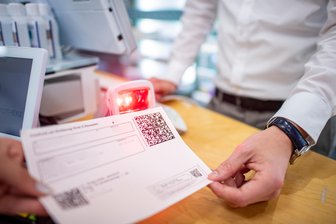 Aufmerksame Apothekerin: Gefälschtes Rezept führt zu Drogenfund im Erzgebirge - Nachdem in einer Apotheke in Stollberg ein gefälschtes Rezept aufgetaucht ist, ermittelt die Polizei gegen drei Männer.