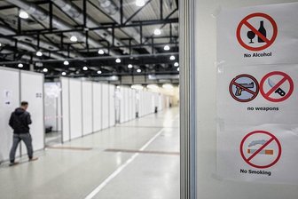 Aufnahme von Flüchtlingen in Sachsen: Wie Landkreise unter Druck geraten - Die Stadt Dresden hat im November eine Messehalle als vorübergehende Unterkunft für bis zu 550 Flüchtlinge hergerichtet. 