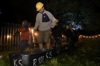 Aufnahmeritual für Studierende in Schneeberg: Mit Bauhelm durch die Bierwanne - Durch acht Wannen musst du gehen. Der Parcours, den die Studierenden in Schneeberg während des Rituals überwinden mussten.