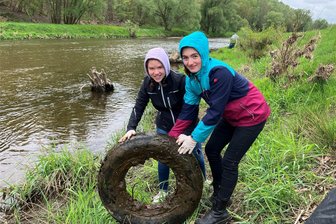 Aufräumen an der Zwickauer Mulde – Autoreifen, Schuhe und gestrickte Nikolaussocken - Mattea Licia Badstübner (13) und Lina Modes (12) von der Pestalozzischule suchen die Mulde nach Müll ab. Ihr schwerster Fund: Ein Autoreifen.
