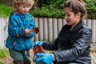 Aufräumen mit großer Wirkung - Bob und Rubin haben bei der Müllsammelaktion am Samstag am Rochlitzer Pestweg geholfen, Unrat aufzusammeln.