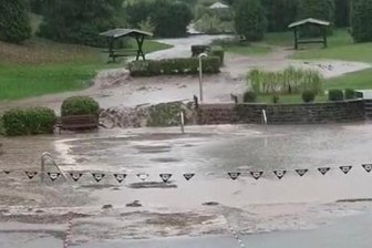 Aufräumen nach der Flut - Innerhalb von Minuten stand das Burkhardtsdorfer Freibad voll Schlamm, den der Regen von den Feldern ringsum gespült hatte. 