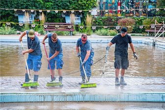 Aufräumen nach der Schlammflut im Erzgebirge: Die Welle riss mit, was im Weg war - Am Tag nach der Flut sind freiwillige Helfer aus Chemnitz dabei, die Schlammmassen aus dem Bad zu entfernen. 