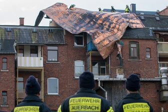 Aufräumen nach "Friederike" - einige Straßen noch gesperrt - In Auerbach hatte es am Donnerstag ein komplettes Dach abgedeckt, am Freitagfrüh wurde das große Kupferblech-Stück von dem Mehrfamilienhaus runtergehievt.