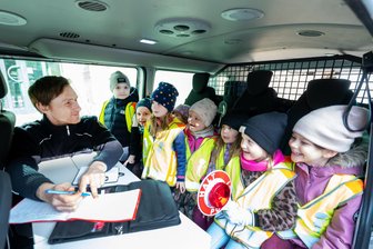 Aufregender Ausflug: Kita-Kinder besuchen Plauener Polizeirevier - 