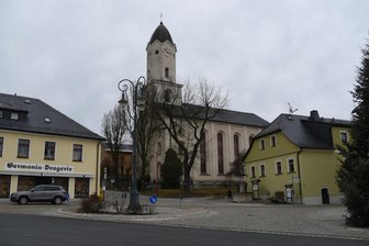 Aufreger B 92-Sperrung im Vogtland: Muss die Mega-Umleitung wirklich sein? - Blick auf den Marktplatz von Bad Brambach. Ab Juni ist die Erreichbarkeit des Kurortes wegen der Instandsetzung der B 92 stark eingeschränkt. Eine offizielle Umleitung wird über Tschechien/Asch ausgeschildert.