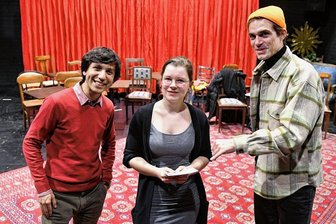 Aufregung beim Casting für Rockoper in Freiberg - Etwas aufgeregt war auch das Casting-Team. Alexander Donesch (r.) inszeniert die Rockoper "Jesus Christ Superstar". Unterstützt wurde er beim Vorsingen-Termin in der Bühne in der Borngasse Freiberg von Regieassistentin Antonia Neppl und Kapellmeister José Luis Gutiérrez.