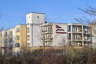 Aufregung im Seniorenheim „Stadtblick“ in Zwickau-Eckersbach: Warum ein Kühlschrank-Defekt für ein Blaulicht-Großaufgebot sorgt - Wegen eines unangenehmen Geruches kam es am späten Dienstagabend zu einem Großeinsatz am Seniorenheim „Stadtblick“.