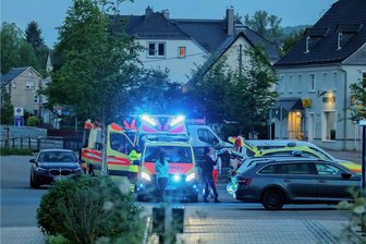 Aufregung in Gersdorf: Warum stehen so viele Blaulicht-Fahrzeuge auf dem Markt? - Blick auf den Markt in Gersdorf: Hier waren am Montagabend die Polizei und der Rettungsdienst im Einsatz.