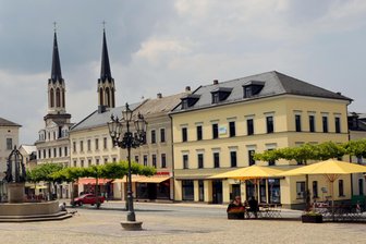 Aufregung in Oelsnitz: Deshalb sind die Markt-Sonnenschirme weg - Sie gehörten lange zum Oelsnitzer Stadtbild: Die gelben Markt-Sonnenschirme.