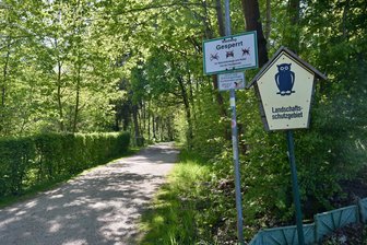 Aufregung in sozialen Medien um totes Reh: Wer kümmert sich um Wildkadaver im Wald? - Der Eingang zum Weißenborner Wald an der Crimmitschauer Straße in Zwickau.