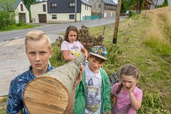 Aufregung in Voigtsdorf: Bäume sollen für Windrad-Transport fallen - Diese Voigtsdorfer Kinder sind traurig, weil im Ort drei Bäume gefällt worden sind. Sie haben gehört, dass weitere etwa 70 bis 100 Jahre alte Bäume fallen sollen. Das Landratsamt hat acht Fällgenehmigungen erteilt. 