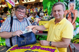 Aufregung schon vor der Annaberger Kät: Umleitungschaos stellt Schausteller vor Probleme - Klaus Illgen (links) und Fred Katzschmann sind von der Annaberger Kät nicht wegzudenken. Nach Corona haben die Schausteller diesmal ganz andere Sorgen. Die mit Baustellen und Umleitungen gepflasterte Anfahrt bereitet Probleme. 