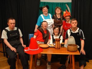 Aufregung: Theaterpremiere zur großen Geburtstagsfeier - 
              <p class="artikelinhalt">Räuber und Stadtmusikanten ausnahmsweise friedlich vereint beim Fototermin: Andreas Schönfeld, Peter Schierig, Simone Schlesier und Helmut Werner (v. v. l.) sowie Annemarie Koch, Silke Ulbrich und Simone Porst (h. v. l.) freuen sich über die gelungene Theateraufführung.</p>
            