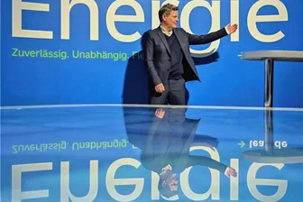 Aufregung um Habecks Heizungspläne: Was kommt auf Deutschland zu? - Robert Habeck (Bündnis 90/Die Grünen), Bundesminister für Wirtschaft und Klimaschutz, im Braunkohlekraftwerk Schwarze Pumpe. Ein Referentenentwurf zum Verbot von neuen Öl- und Gasheizungen aus seinem Haus sorgt für Unmut bei der FDP. Dabei handelt es sich um ein Vorhaben aus dem Koalitionsvertrag - womöglich aber nicht in der nun formulierten Konsequenz. 