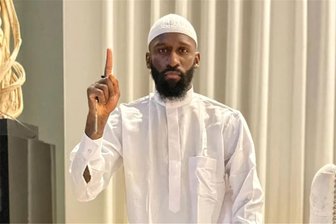 Aufregung um „Islamisten-Gruß“: Antonio Rüdiger äußert sich zu umstrittenem Zeigefinger-Foto - Antonio Rüdiger und der erhobene Zeigefinger: Mit diesem Foto vom 11. März fing alles an.