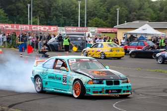 Aufregung um quietschende Reifen und jede Menge PS: Plauen erlebt lautstarkes Szene-Treffen - Quietschende Reifen und Qualm: Bei den Driftshows ging es heiß her.