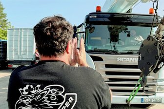 Aufregung und Vorfreude im Erzgebirge: Der Aufbau der Kät läuft - Damian Heene beherrscht die Millimeterarbeit. Seit Pfingstsonntag sind alle Elemente der "größten mobilen Wasserrutsche Europas" in Annaberg.