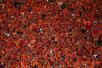 Aufregung vor EM-Spiel in Leipzig: Polizei und Lokführer helfen Niederländer, ins Stadion zu kommen - Leipzig am Freitagabend: Fans der Niederlande feiern ihre Mannschaft. Darunter auch der 53-Jährige, dessen Handy (und somit Ticket) geklaut wurde.