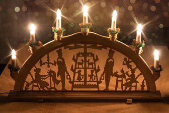 Aufruf aus dem Erzgebirge: Mit Schwibbogen-Licht gegen die Corona-Krise - Mark Schmidt aus Schlettau ruft bei Facebook auf: "Liebe Erzgebirger, ich habe eine Idee: Lasst uns unsere Schwibbögen wieder in die Fenster stellen und von 21 bis 23 Uhr leuchten."