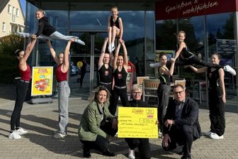 Aufrunden für hiesige Vereine: Sportakrobaten freuen sich über knapp 800 Euro - Vereinschefin Nicole Reichel (v. M.) und die Sportakrobaten des SAV Grünhain-Schwarzenberg freuen sich über 793 Euro.