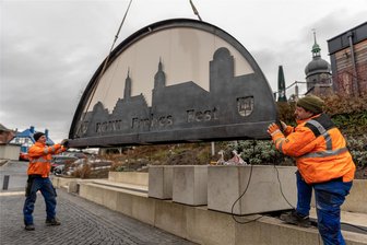 Aufs Anleuchten des Schwibbogens folgt in Rodewisch die Adventswanderung - Der Rodewischer Schwibbogen, im Bild beim Aufbau im Vorjahr, wird am Donnerstag angeleuchtet.