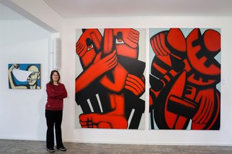 Aufsässig und wild: Hans-Hendrik-Grimmling-Ausstellung in der Gersdorfer Villa Richter - Kuratorin Marion Ludwig zwischen dem eher kleinformatigen „Dazwischen“, dem einzigen Bild in der Ausstellung, welches offensichtlich die Coronazeit thematisiert, und den großformatigen Bildern „Aus der Mitte“ und „Versuchung – Aufbruch“.