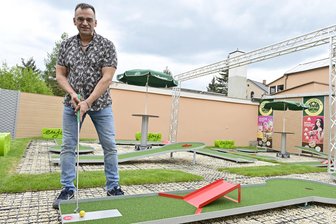 Aufschlag für was Neues: Dieser Bäckermeister aus dem Vogtland betreibt jetzt auch eine Minigolfanlage - Die Minigolfanlage in Markneukirchen ist in Regie des Zwotaer Bäckermeisters Frank Behrendt entstanden.
